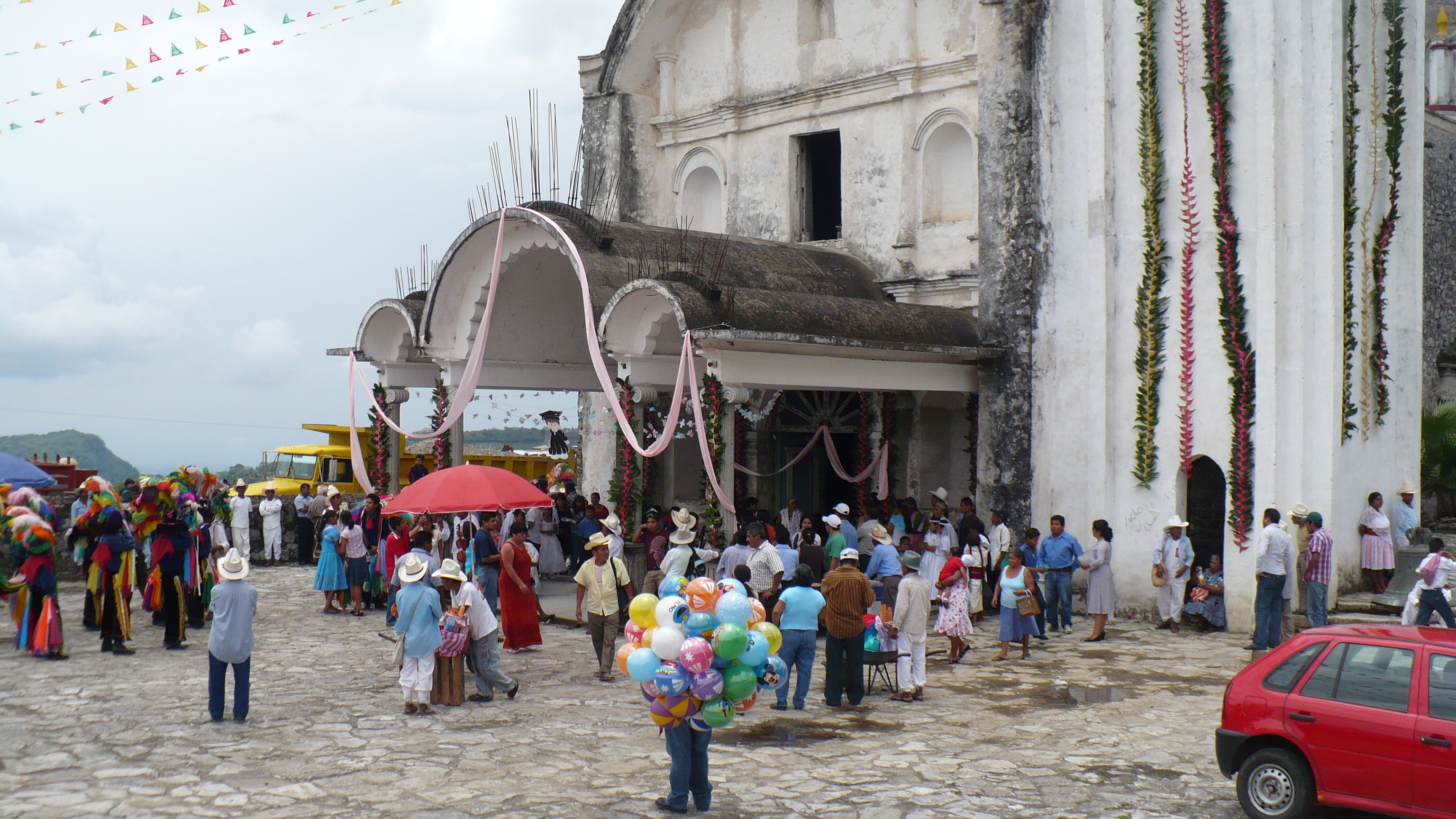 Iglesia de Ozelonacaxtla adornada para la feria, 2010.