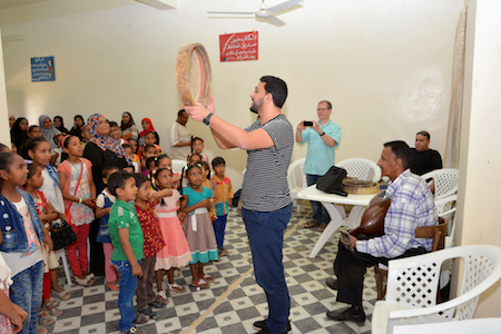 Salam Yousry leading a children's group in Silwa al-Bahari, Aswan, Egypt (May 2017).