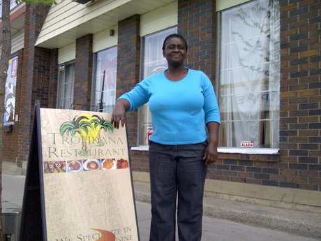 Charity Durowaa, la propriétaire de Kasoa Tropical Foods et du restaurant Tropikana, devant son restaurant PHOTO : Edmonton Journal